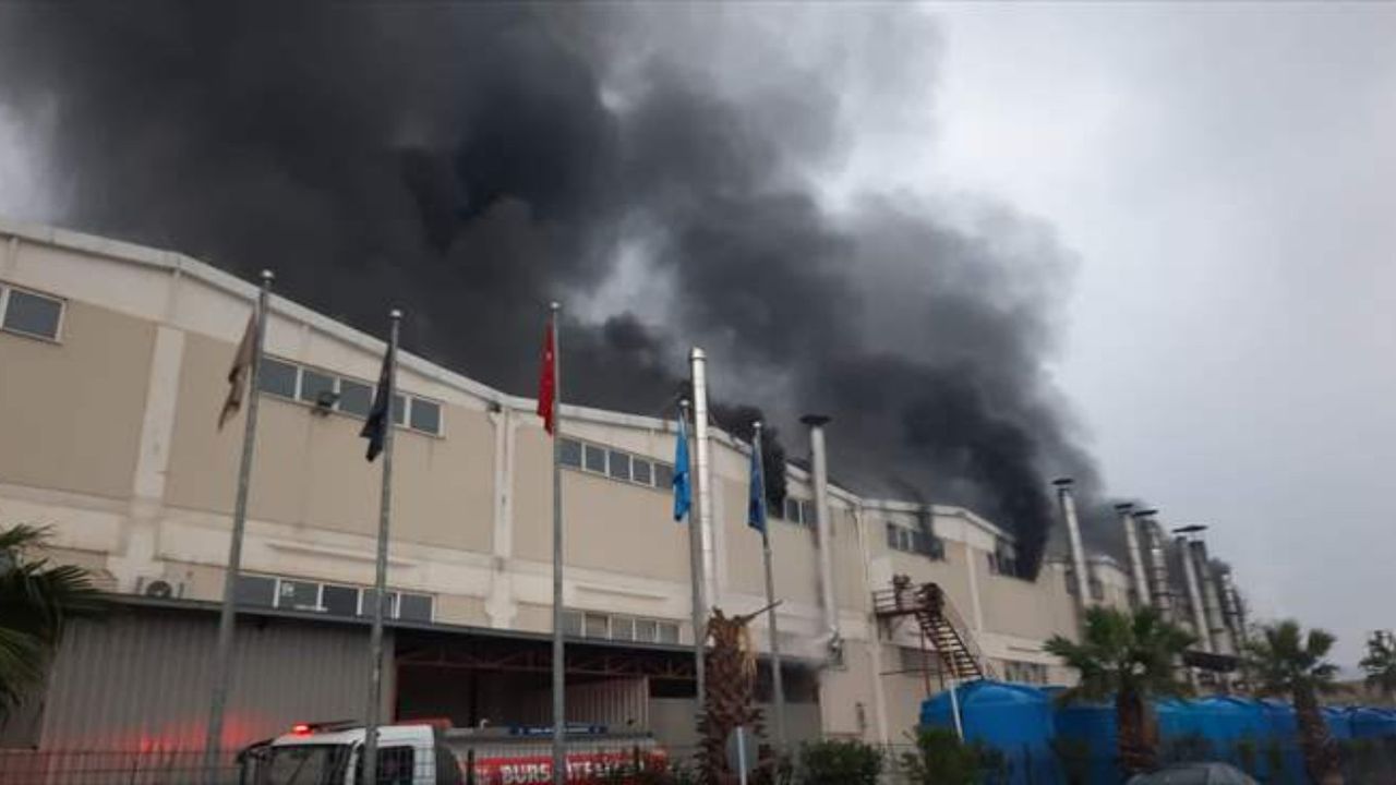 Bursa’da alev alev yükselen fabrika yangını kontrol altına alınıyor