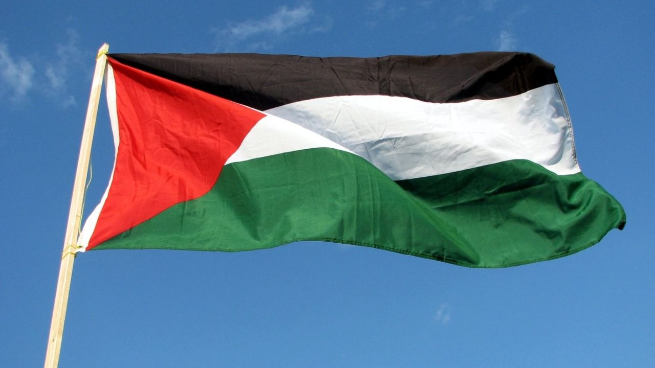 Dublin Belediyesi’nden Filistin’e destek: Bayrakları göndere çekildi