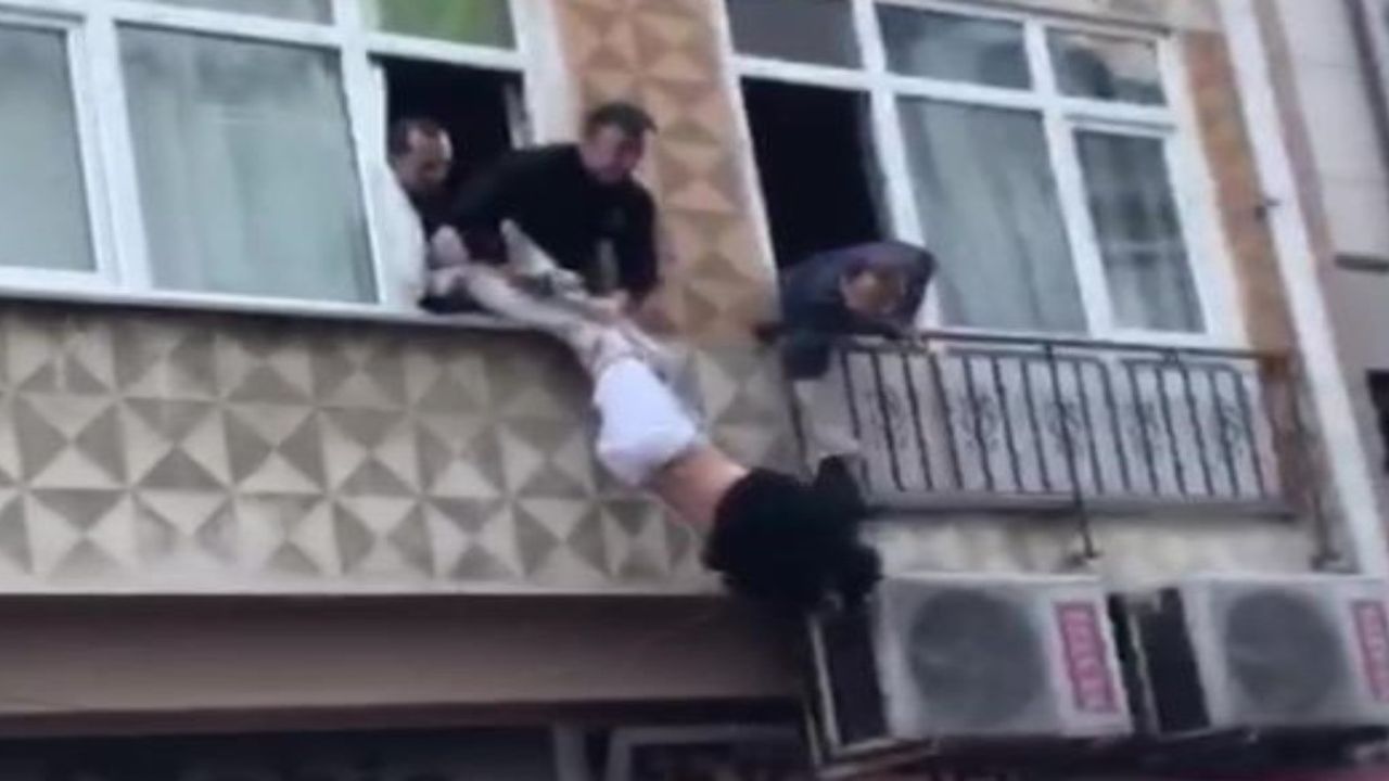 Ellerinde kelepçeyle camdan kaçmaya çalıştı, mahalleli onu bırakmadı!
