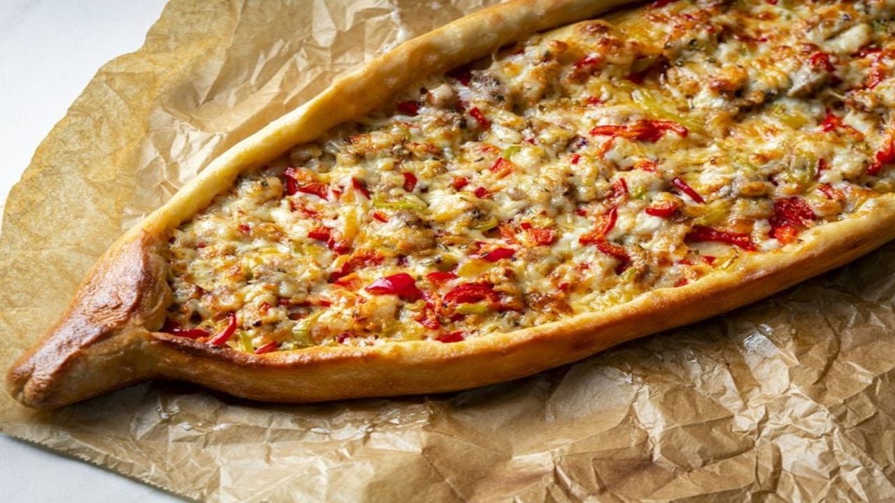 Fırın ustalarını bırakın! Tavuklu pidenizi evinizde yapmak mümkün... Bu tarif sadece bir saatinizi alacak