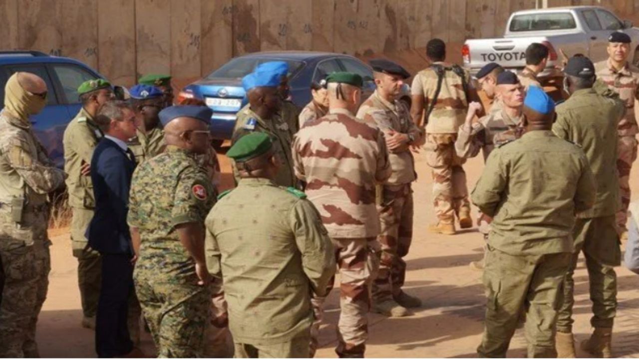 Fransa, Nijer’den son askerini de aldı: darbeciler zafer naraları attı