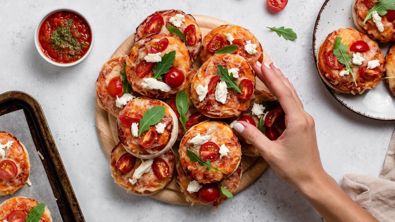 Hem minik hem lezzetli yumuşacık pizza tarifiniz bizden! Evinizde mini mini pizzalar yapabilirsiniz