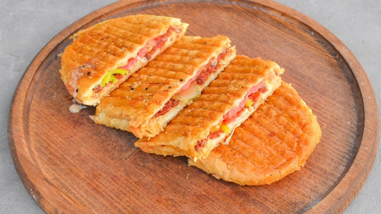 Hızlı kahvaltılara pratik lezzet! 3 dakikada hazır milföy tostu mutlaka deneyin!
