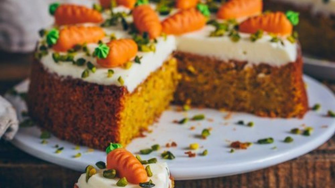 Hem Lezzetli Hem Sağlıklı: Havuçlu Cevizli Tarçınlı Kek Nasıl Yapılır?