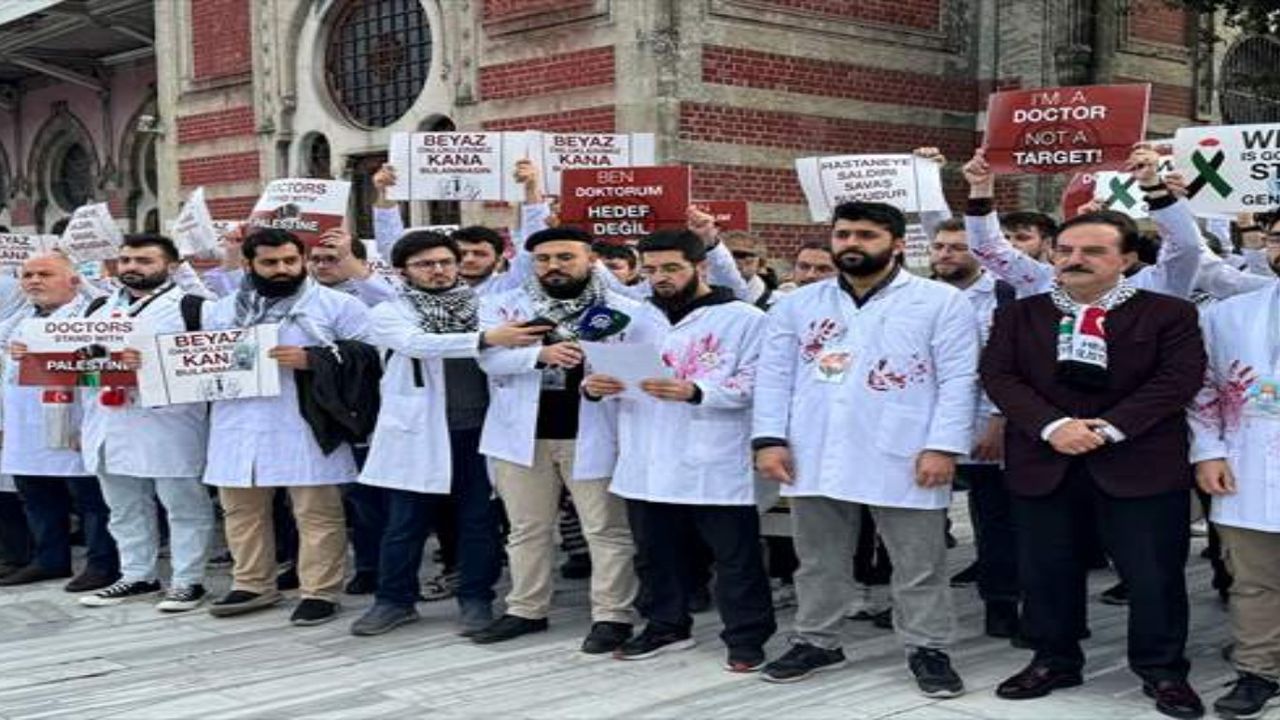 İstanbul’da hekimlerden kanlı önlüklerle Gazze’ye destek yürüyüşü