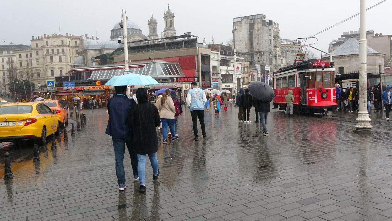 İstanbul’u fırtına vurdu: Şemsiyeler havada uçuştu!
