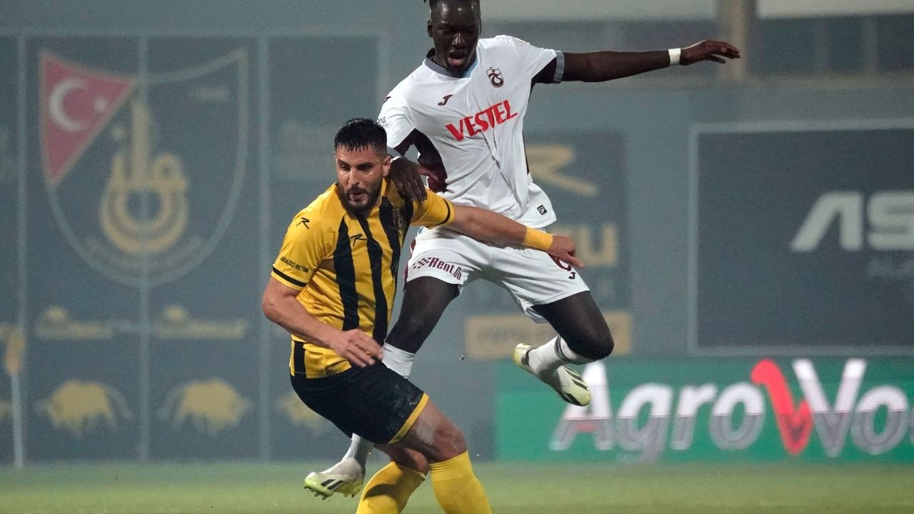 İstanbulspor - Trabzonspor maçında skandal! Başkan Sarıalioğlu takımını sahadan çekti