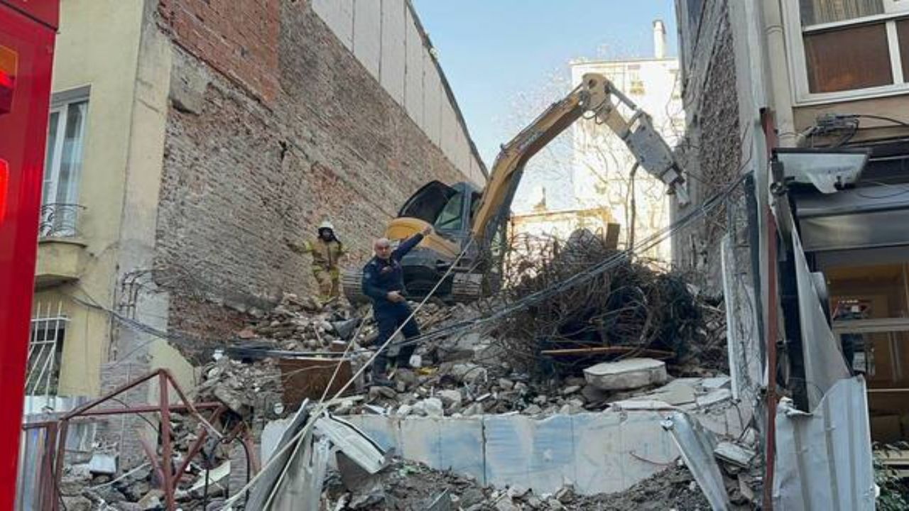 Kadıköy’de yıkım faciası: 1 işçi enkaz altında kaldı
