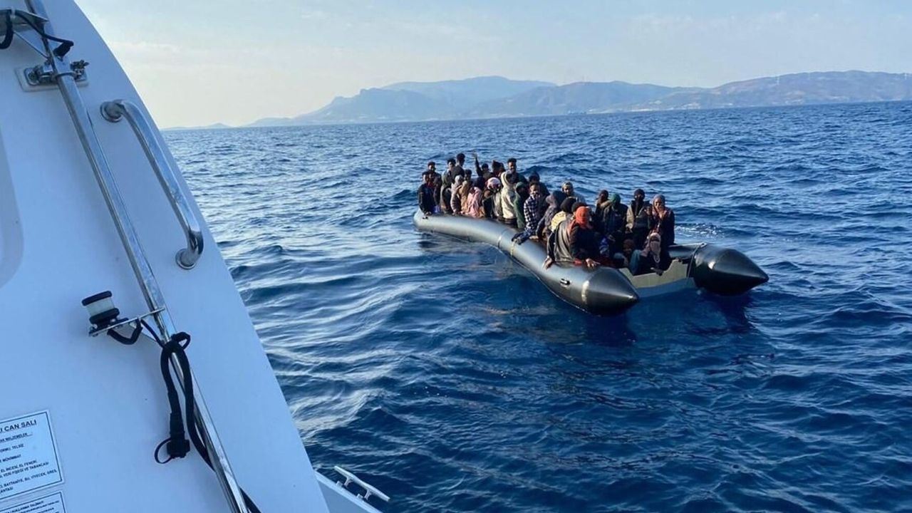 Kuşadası’nda botları sürüklenen düzensiz göçmenleri balıkçılar kurtardı