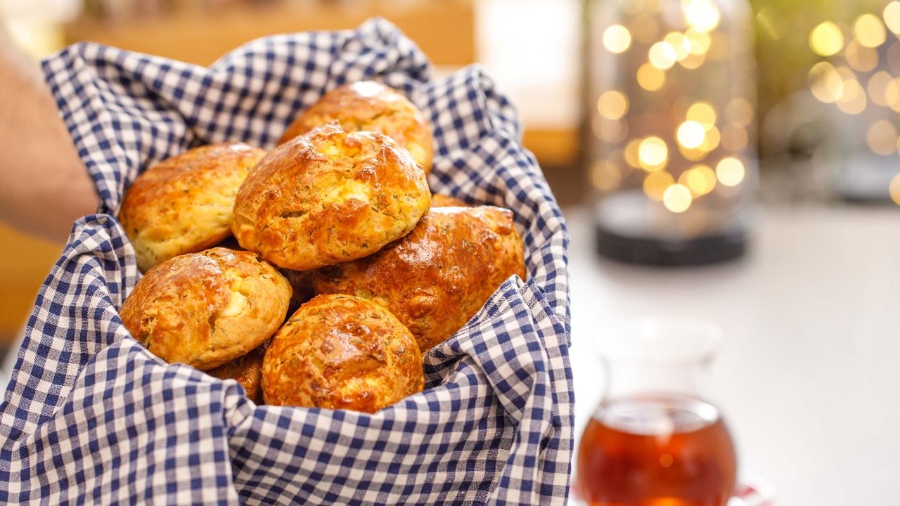 Mayısa yok lezzet var! Sabah kahvaltısında üçer dörder tane yiyeceğiniz mayasız dereotlu poğaça tarifi