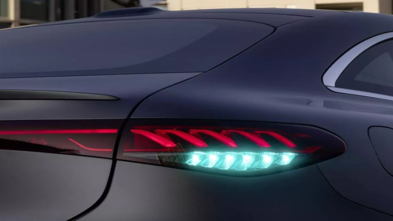 Mercedes-Benz, aracın otonom olduğunu belirtmek için turkuaz dış ışıklarını piyasaya çıkardı!