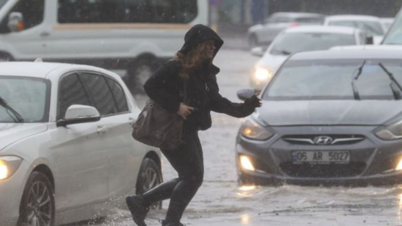 MGM'den sağanak yağış uyarısı! Fırtına ile karışık gelecek