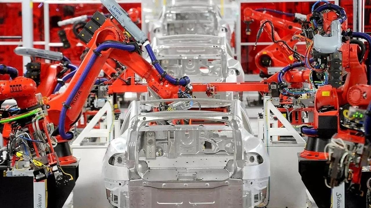 Tesla Fabrikasında Robot İsyanı! Mühendis Kanlar İçinde Kaldı