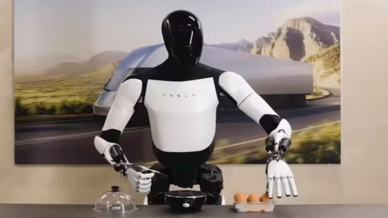 Tesla'nın Optimus robotunun son versiyonu bir yumurtayı kırmadan taşıyabiliyor