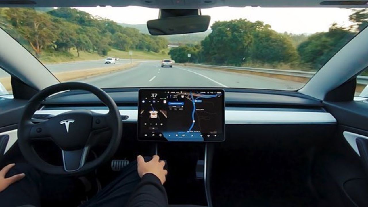 Tesla, otopilot kullanımına uygun olmayan yollarda ölümcül kazalar yaptı! 