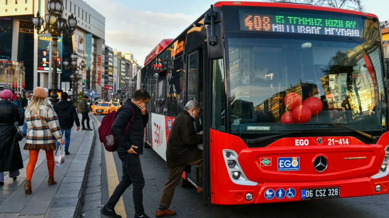Toplu taşıma kullanan 65 yaş üzerine flaş duyuru! Kartınız her an elinizden gidebilir: Bunu yapanlar toplu taşımaya veda edecek