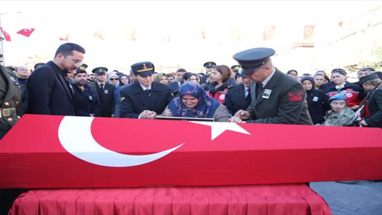 Türkiye Kuzey Irak’ta şehit düşen 6 kahraman askerini son yolculuğuna uğurladı