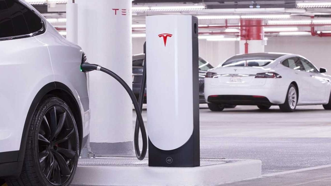 Üç otomobil üreticisi Tesla'nın şarj standardına geçiyor!