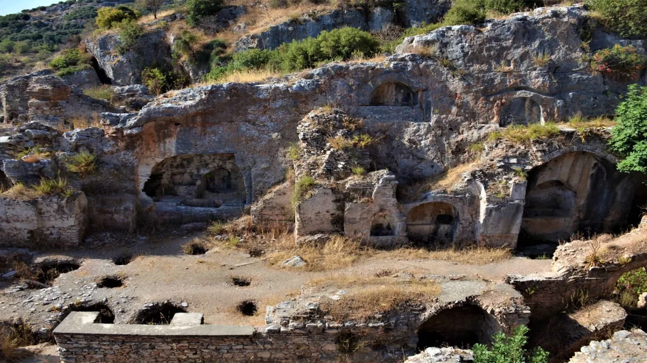 Yıllarca gizli kalan hikayesi ile bambaşka diyarlara götüren o mağara ziyaretçilerini bekliyor! Üstelik Efes Antik Kenti’ne de çok yakın