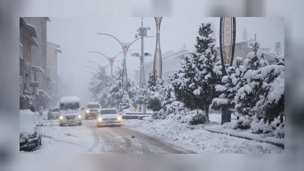 4 ilde kar yağışı kuvvetlendi! Tam 1036 yerleşim yerine ulaşım kapandı