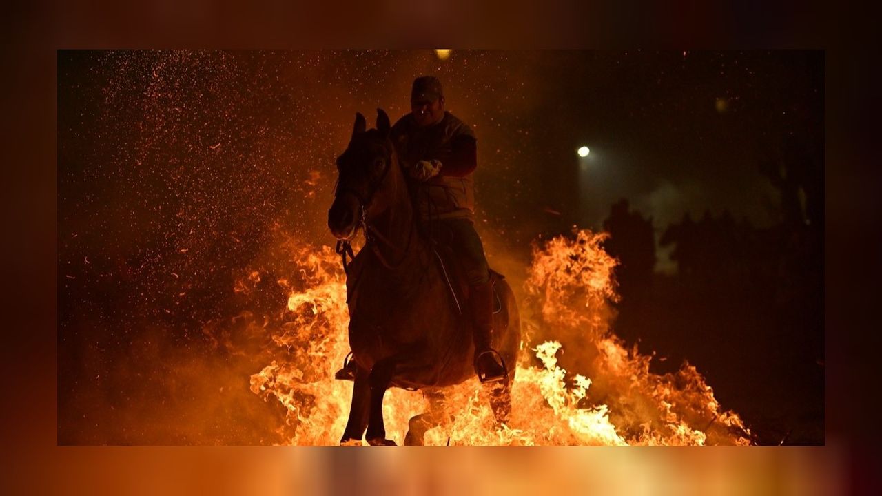 400 yıllık gelenek dün gece yerine getirildi! İspanya'da atlar ateşin üzerinden atladı 