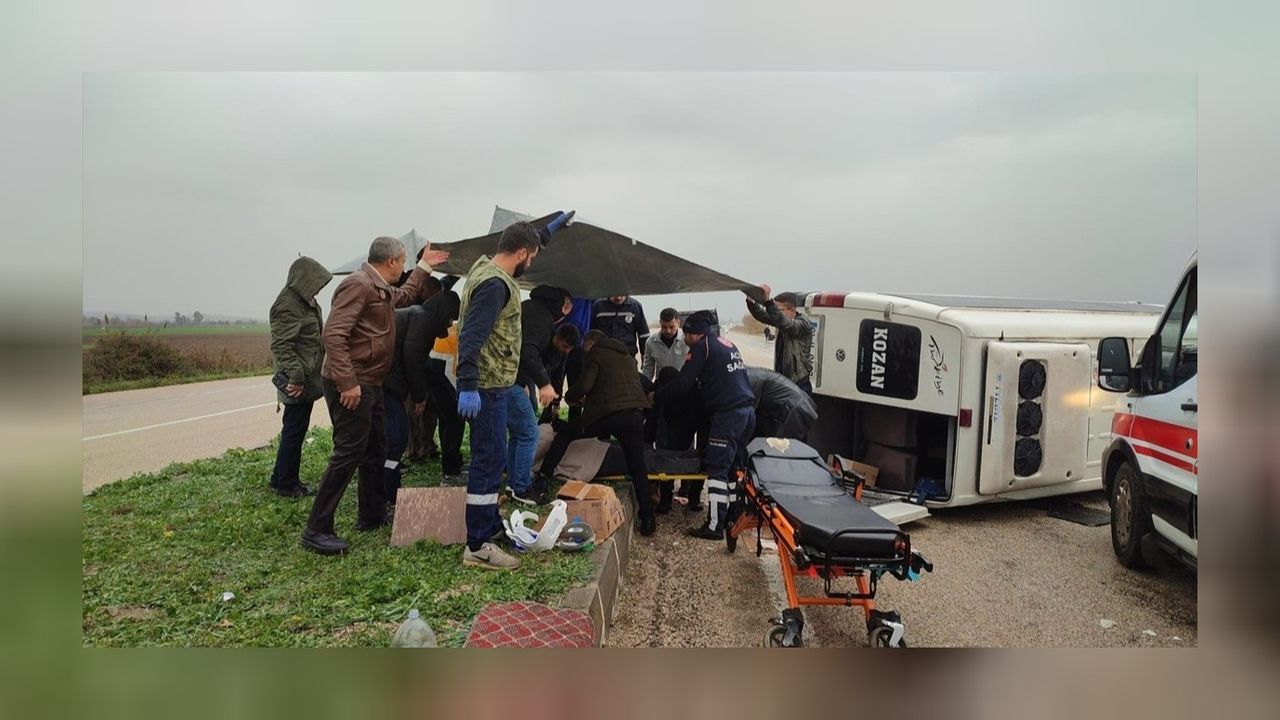 Adana'da minibüsün devrilmesi sonucu 8 kişi yaralandı