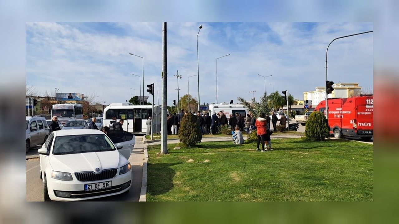 Adana'da yolcu minibüsü ve araba çarpıştı! 9 yaralı var 