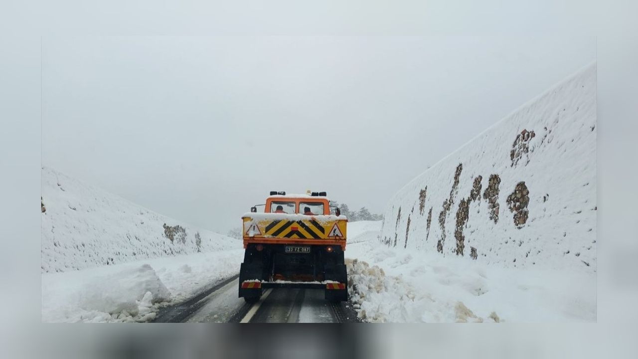 Adana ve Mersin'de yoğunlaşan kar yağışı ulaşımı olumsuz etkiledi! 