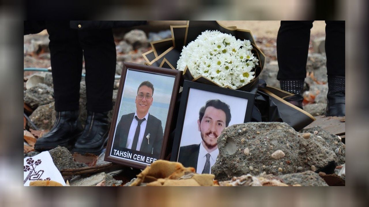 Aileler depremde 72 kişiye mezar olan İsias Oteli'nin enkazına çiçek bırak