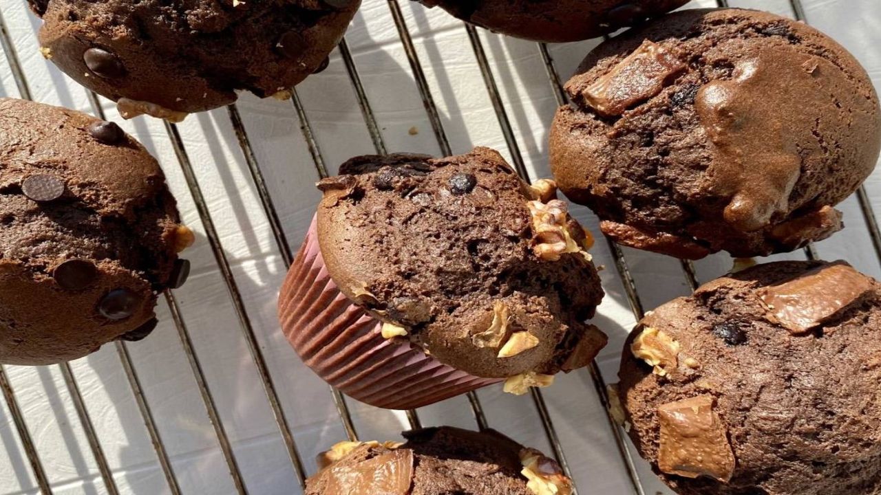 Akşama misafiriniz varsa tatlınız hazır! Mis gibi kokan çikolatalı muffin tarifi