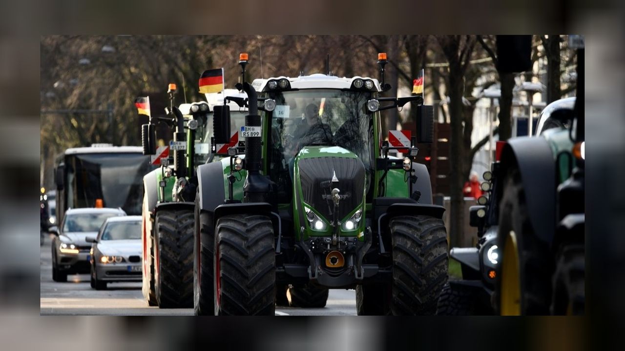 Alman çiftçiler hükümeti protesto etti 