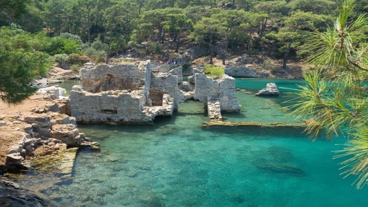 Antalya’da bulunan bu Antik Kentin ismini daha önce duymadığınıza eminiz! Yarımadanın üstünde gizem dolu antik kent