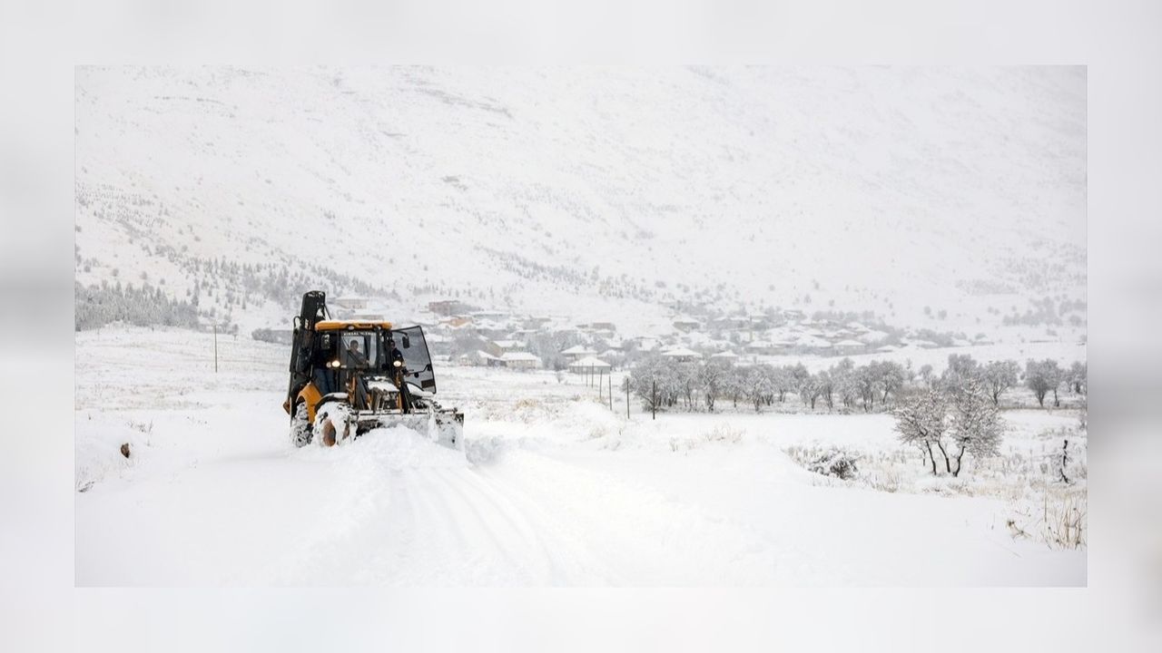 Antalya'nın yüksek kesimleri karla kaplanınca yollar kapandı! 