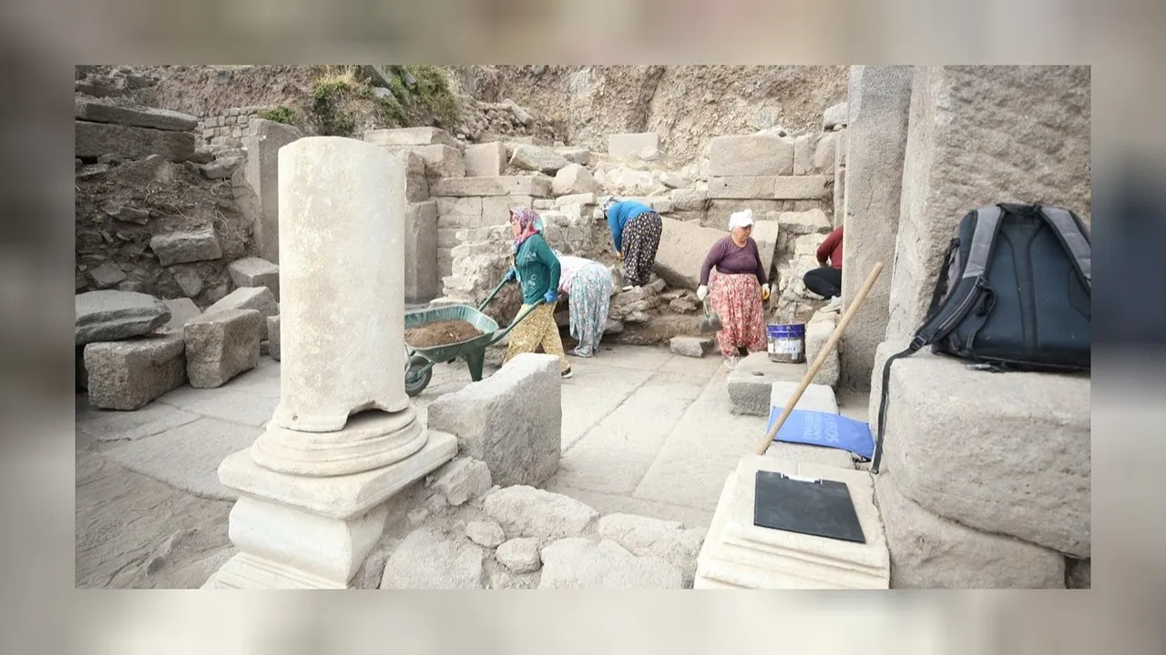 Asos'taki çöplükten yüzlerce antik eşya çıkarıldı! 