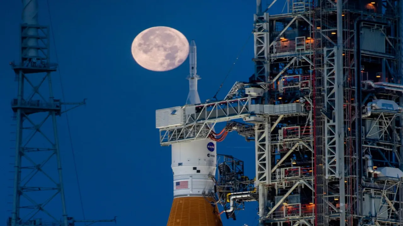 Astronotları Ay'a geri götürecek NASA Artemis II görevi 2025'e ertelendi!