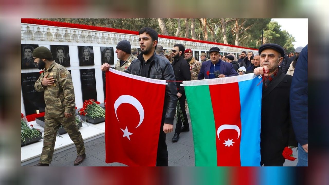 Azerbaycan'da yürekler buruk! Kanlı Ocak kurbanları 34. yılında da anıldı