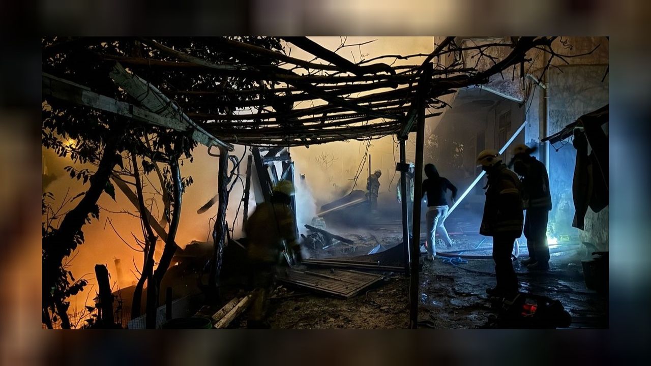 Beykoz'da çıkan yangın gecekonduyu küle çevirdi