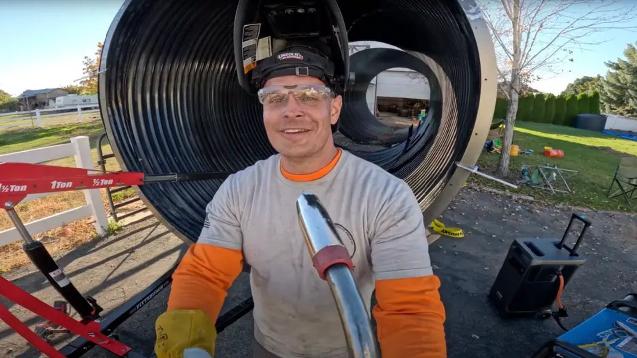 Bir YouTuber 100 bin dolara yakın para harcayarak evinin bahçesine yeraltı sığınağı inşa etti!