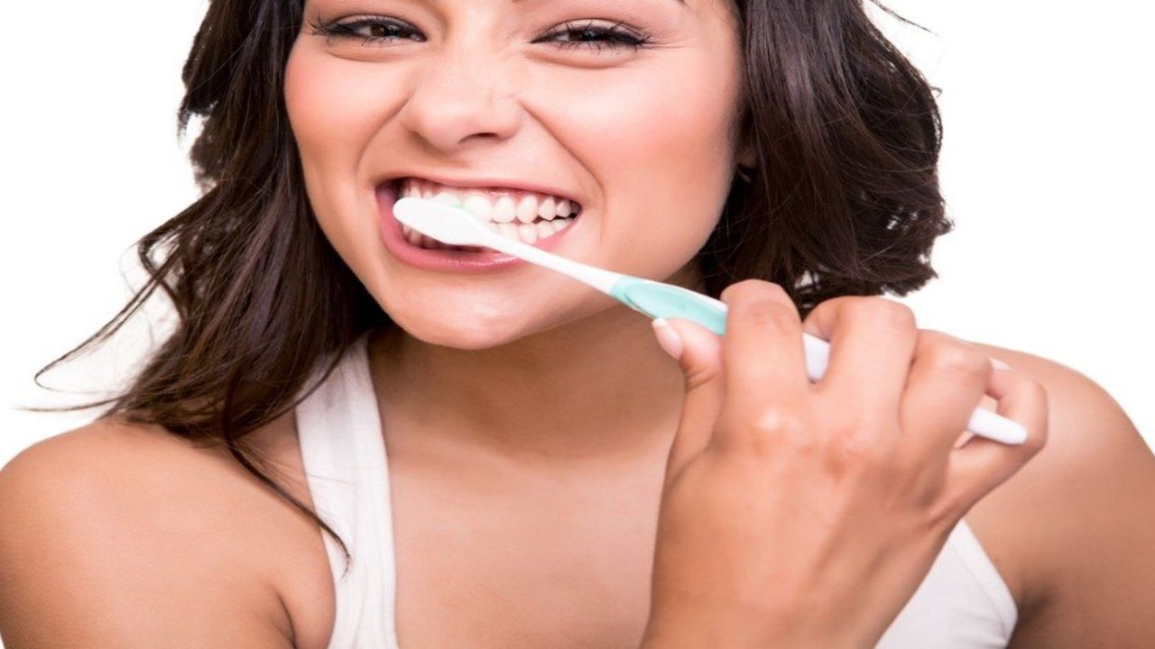 Bu yöntemle diş fırçalama alışkanlığınız değişecek! İşte hijyen dolu bir ağız için yapmanız gerekenler!