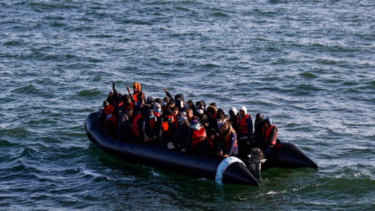 Çanakkale'de botları denize gömülmek üzereyken onlarca göçmen kurtarıldı! 