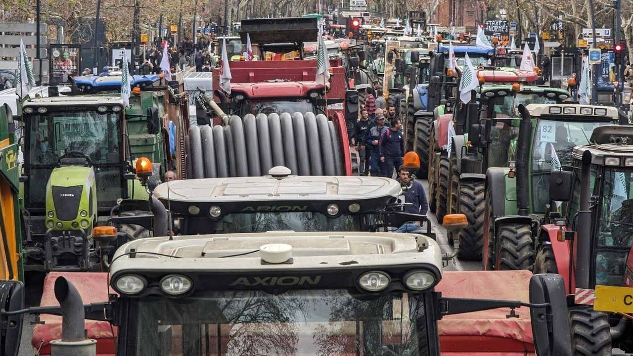 Çiftçi protestoları tüm Avrupa'ya yayıldı! Otoyollara toprak dökmeye başladılar