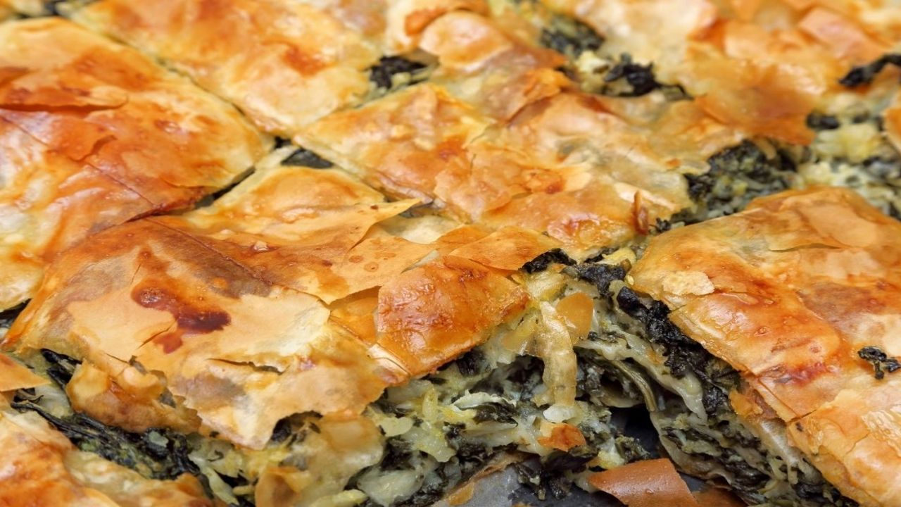 Dakikalar içerisinde yapılabilecek el açması böreğin tarifi bulundu! Lezzetli mi lezzetli el açması ıspanaklı börek tarifi