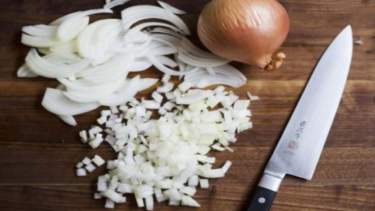Dilimlenmiş soğan zehir saçıyor, sakın bu şekilde yemeyin! Bilmeden hata yapıyormuşuz