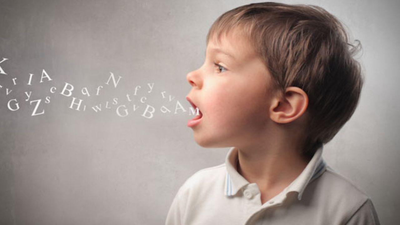 Ebeveynler dikkat: Çocuğunuzun konuşmasında bir terslik mi var? Kekemelik belirtisi, nedenleri ve tedavisi
