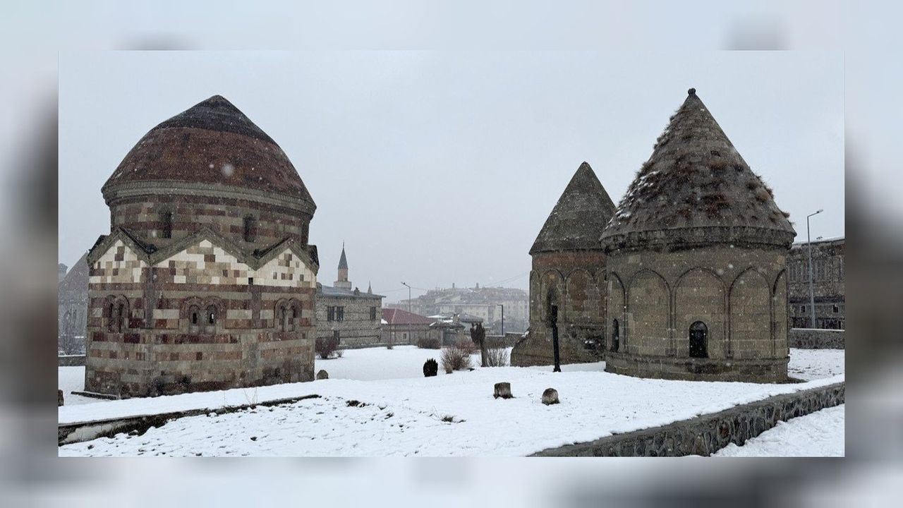 Erzurum'da merkeze kar düştü! Tarihi şehir beyaz örtüyle kaplandı 
