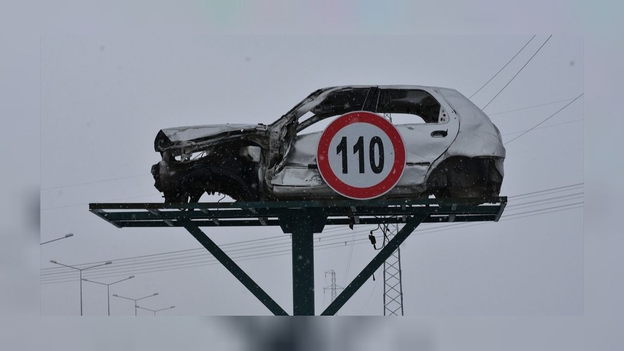 Erzurum'da yeni hız uygulaması! Sürücülere hasarlı araçlarla uyarı 