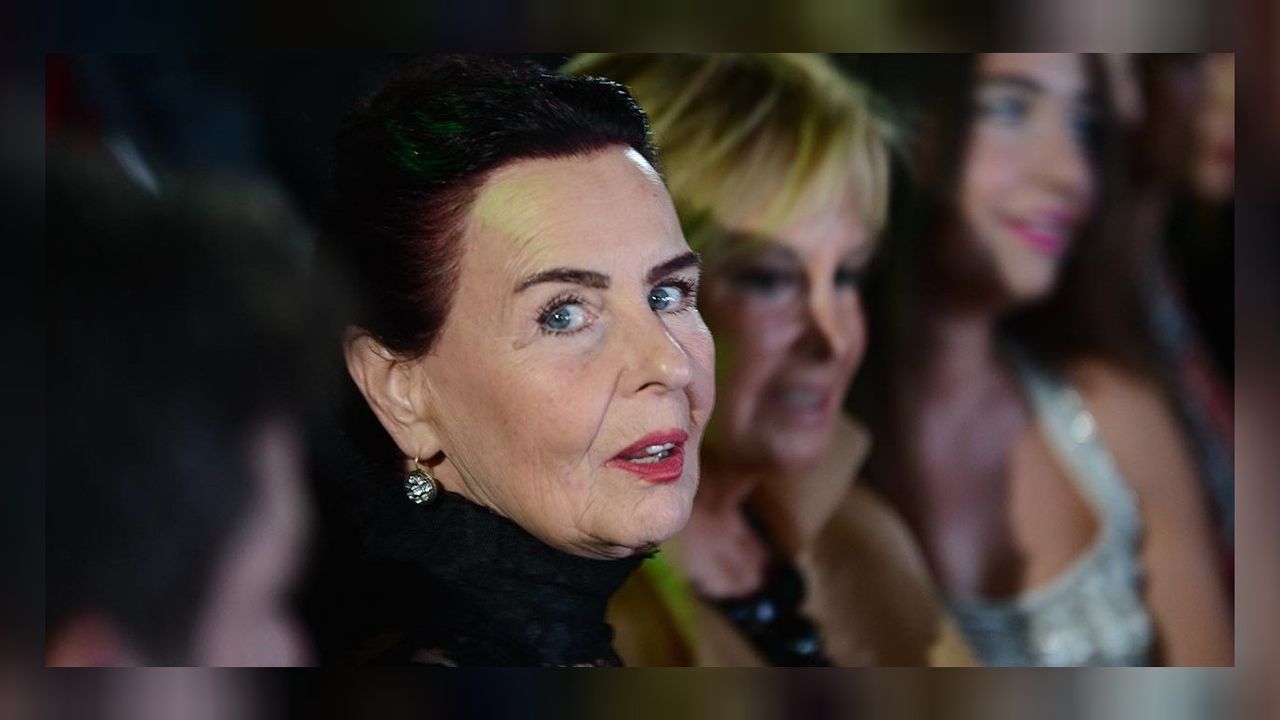 Fatma Girik'in ölümünün 2. yıldönümünde sevenleri kabrinde toplandı