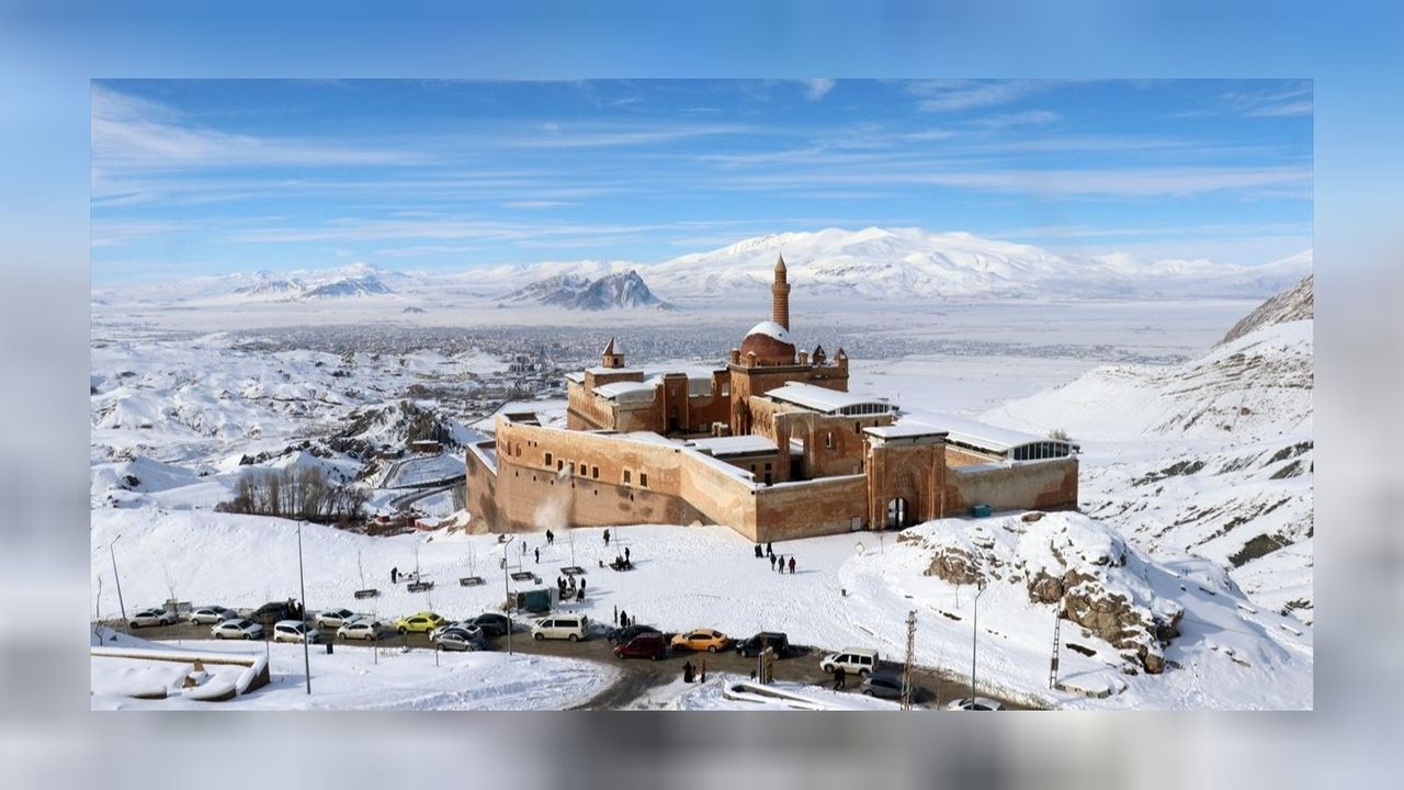 Her yıl yerli ve yabancı turistlerin ilgi odağı olan İshak Paşa Sarayı beyaza büründü! 