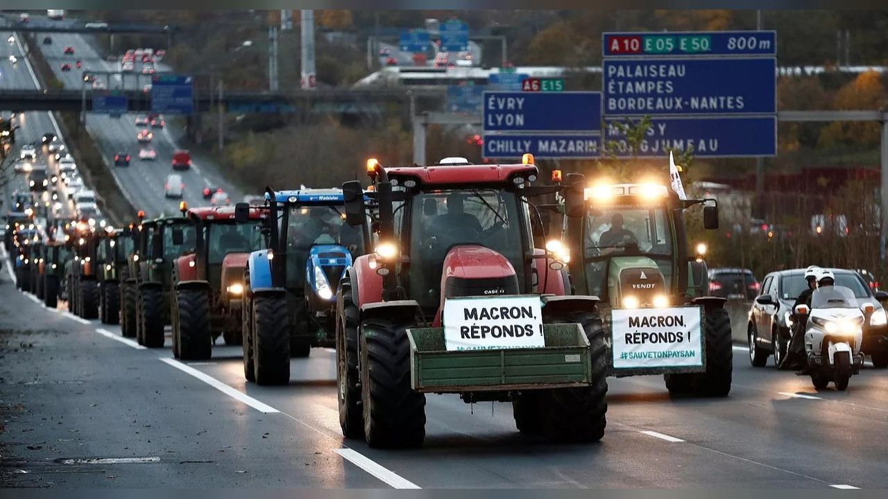 Hükümetin tarım politikasına traktörlü protesto! Fransız çiftçiler de ayaklandı 
