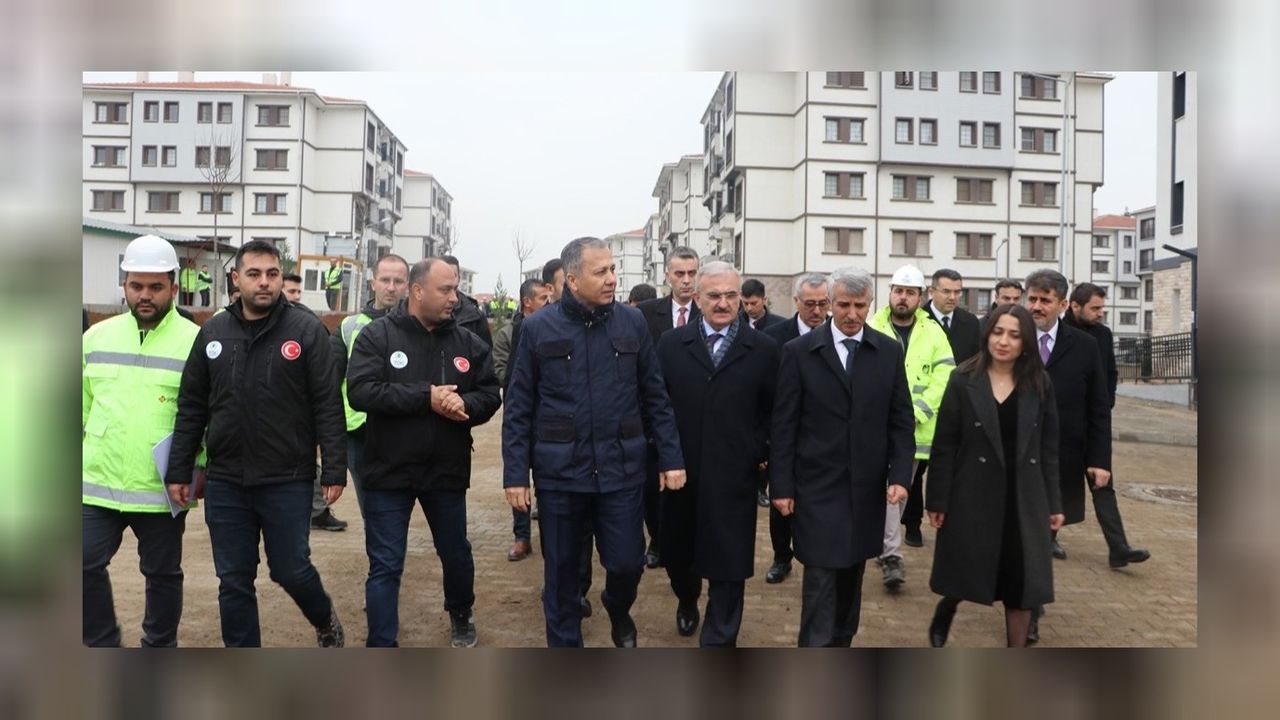 İçişleri Bakanı Kahramanmaraş'ta yapılan deprem konutlarını yerinde inceledi! 